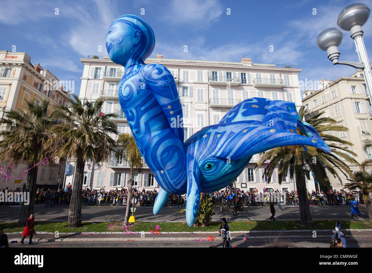 Carnaval de Nice 2012. cartoon effige della creatura durante la sfilata di carnevale. 124850_Carnevale di Nizza Foto Stock