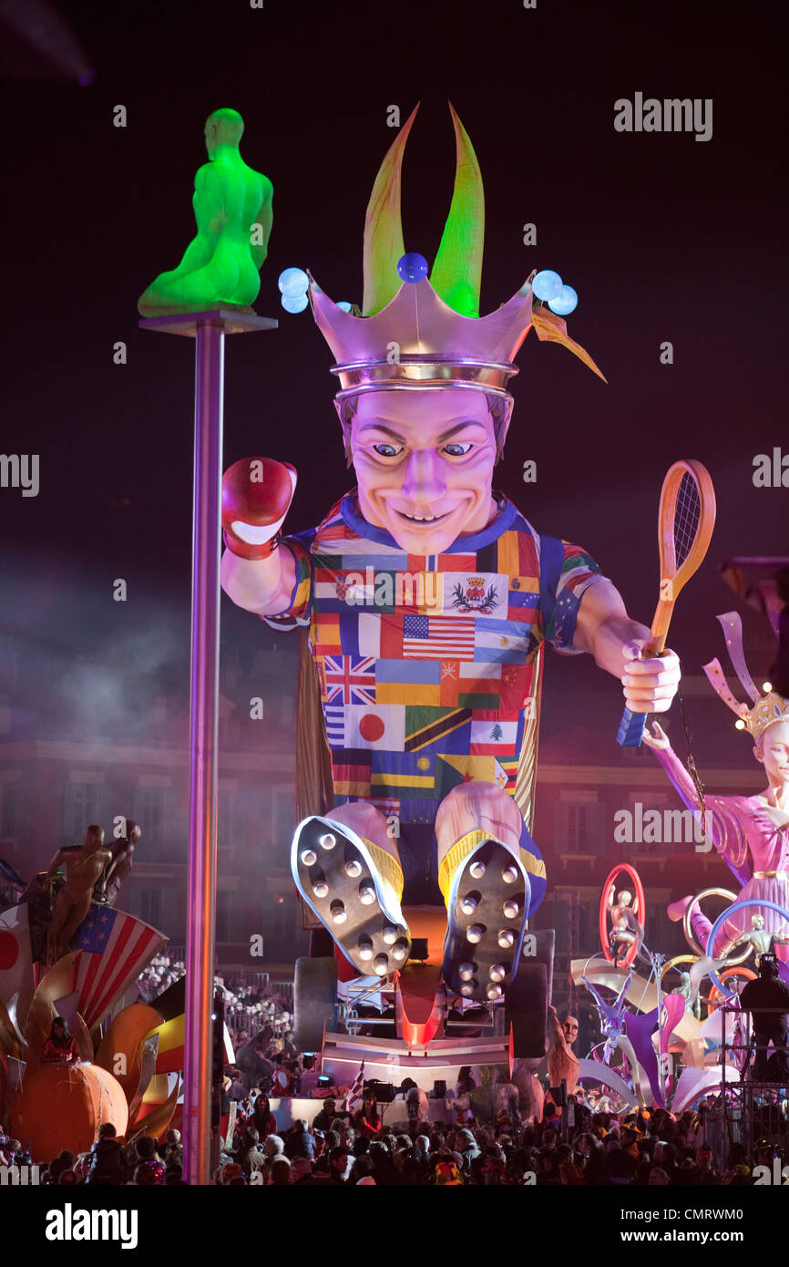 Carnaval de Nice 2012. cartoon effige re di sport durante la notte sfilata di carnevale. 124318 Carnevale di Nizza Foto Stock