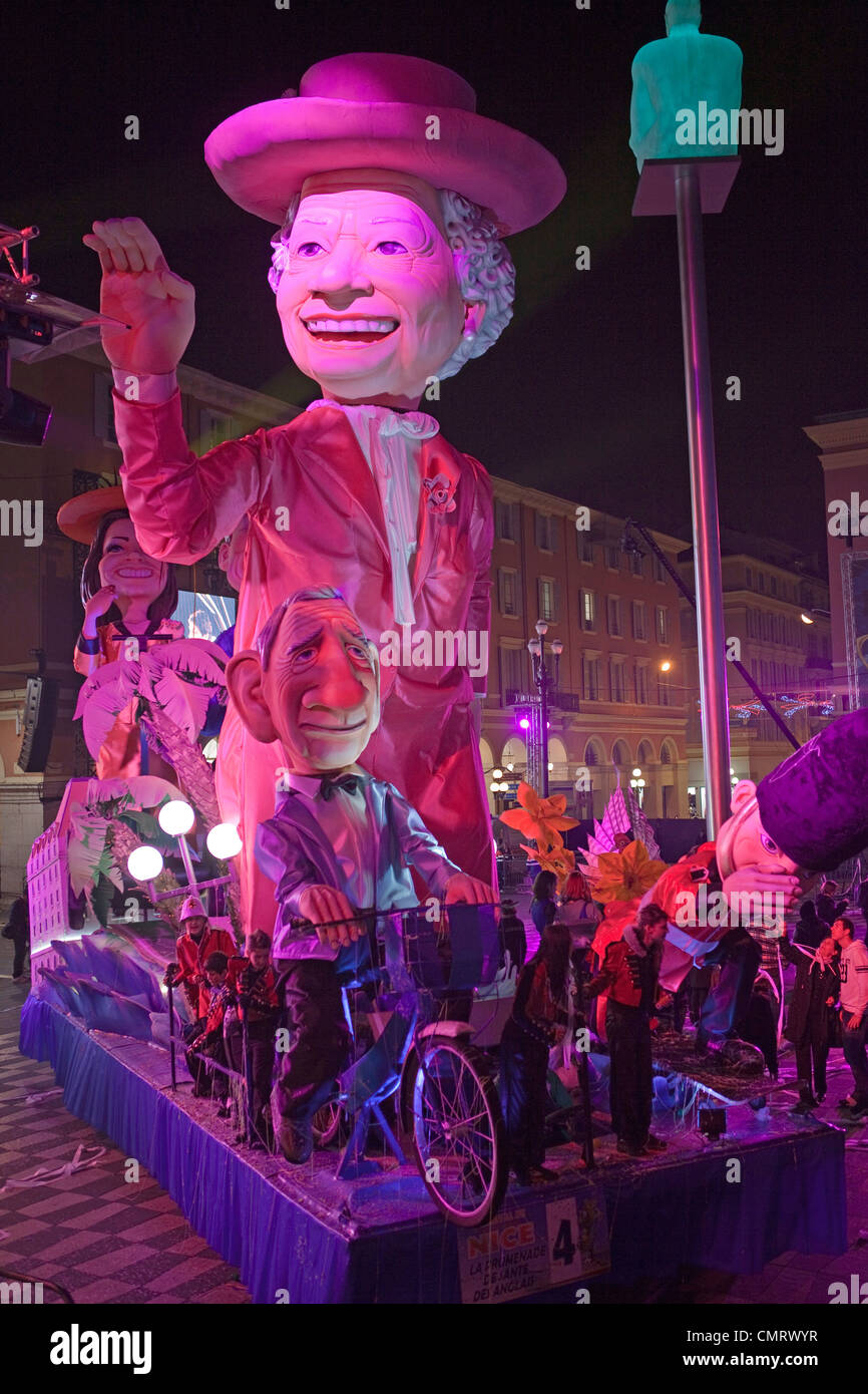 Carnaval de Nice 2012. cartoon effige di HM Queen Elizabeth 2 durante la notte sfilata di carnevale. 124963 Carnevale di Nizza Foto Stock