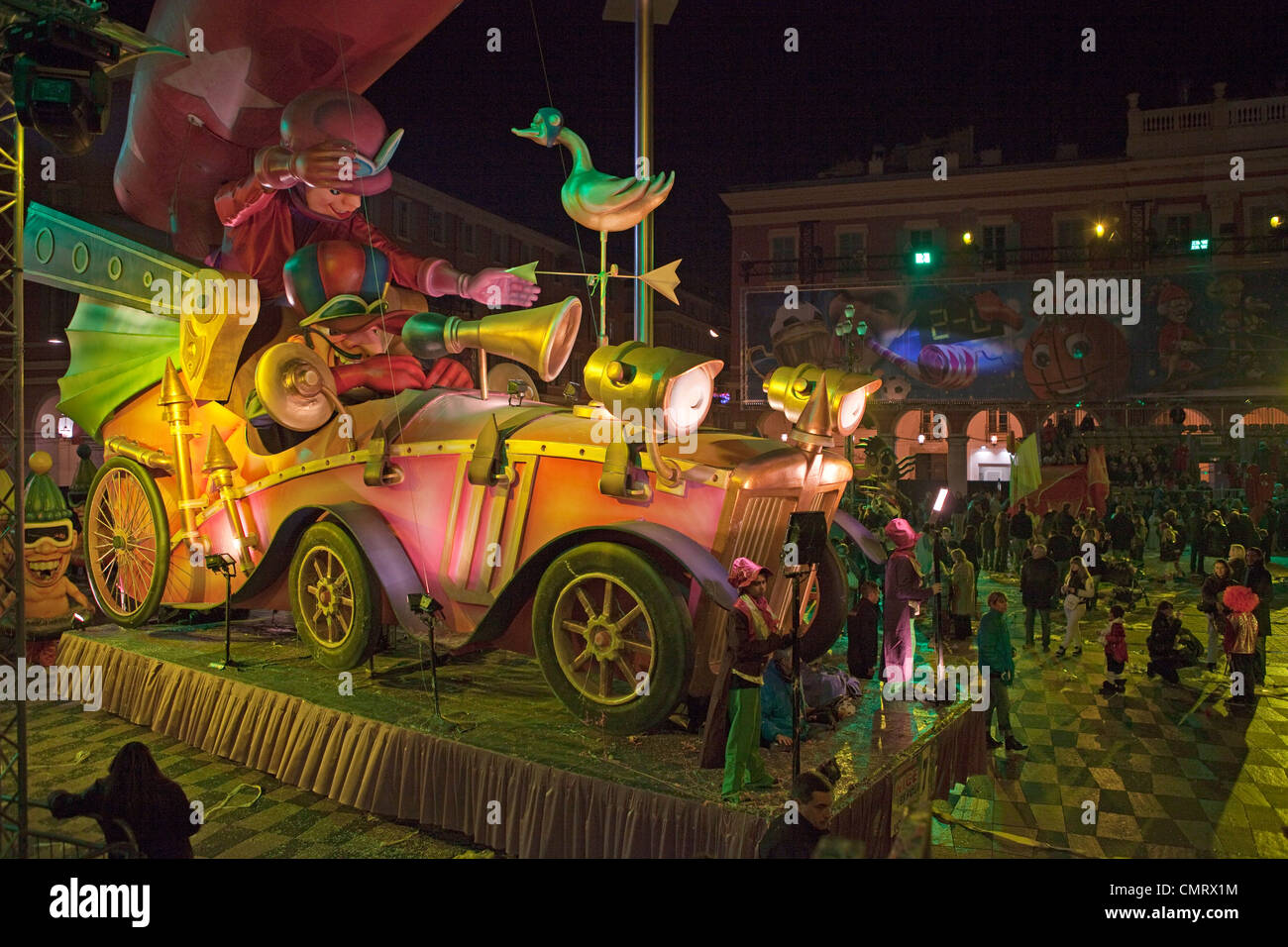 Carnaval de Nice 2012. cartoon effige auto sportiva durante la notte sfilata di carnevale. 124390 Carnevale di Nizza Foto Stock
