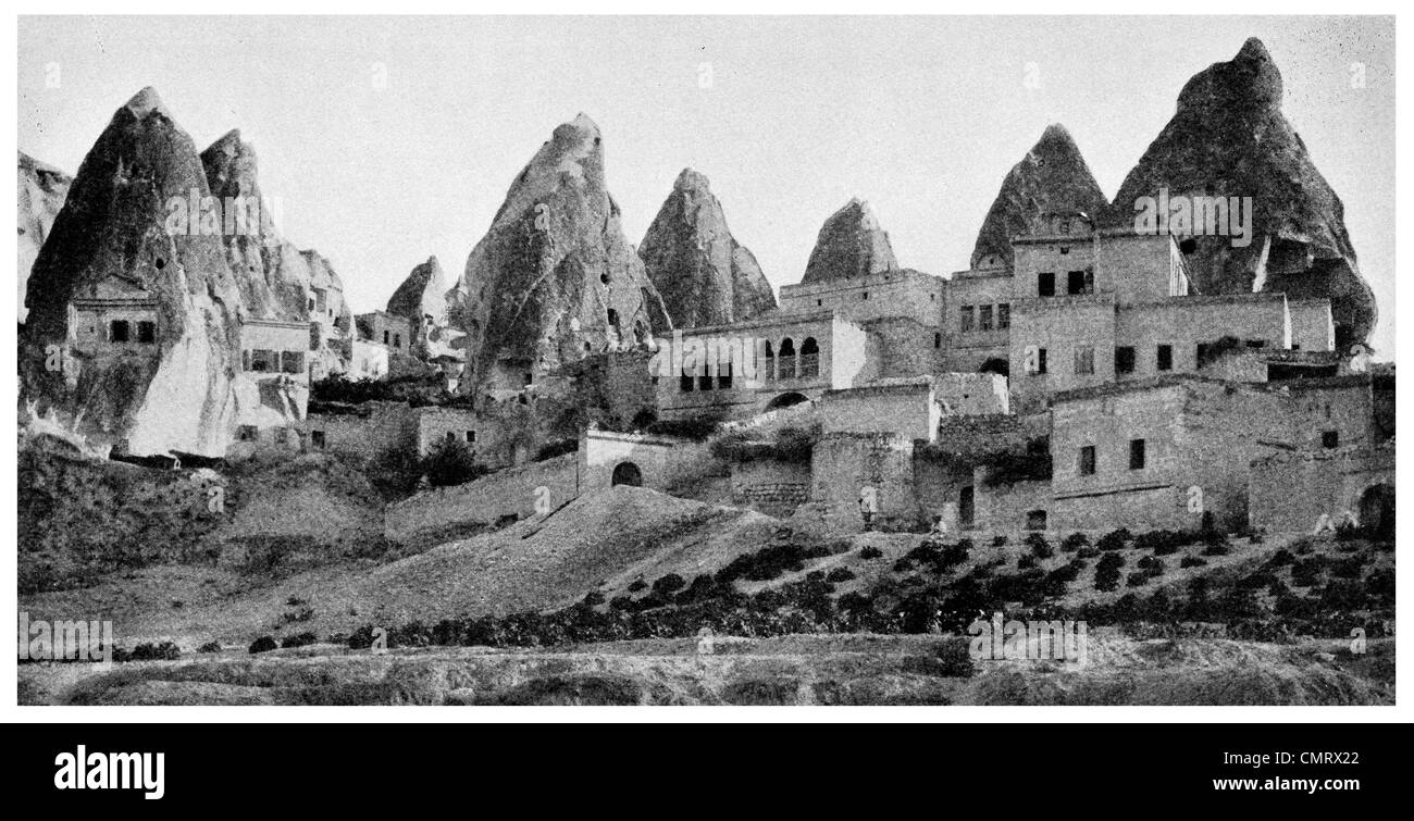 1919 Urgup Burgut Kalesi Nevşehir Provincia Central Anatolia in Turchia. Cappadocia cave Foto Stock