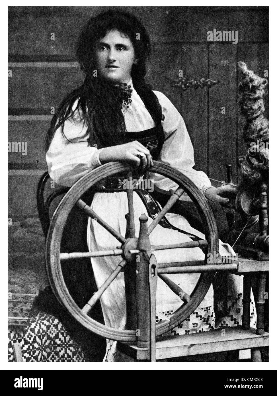 1919 Norvegia ruota di filatura dress maker Foto Stock