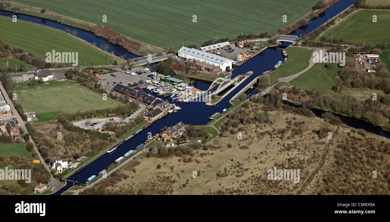 Vista aerea di un acquedotto su un fiume a Ferry Lane, Stanley, Wakefield, West Yorkshire Foto Stock