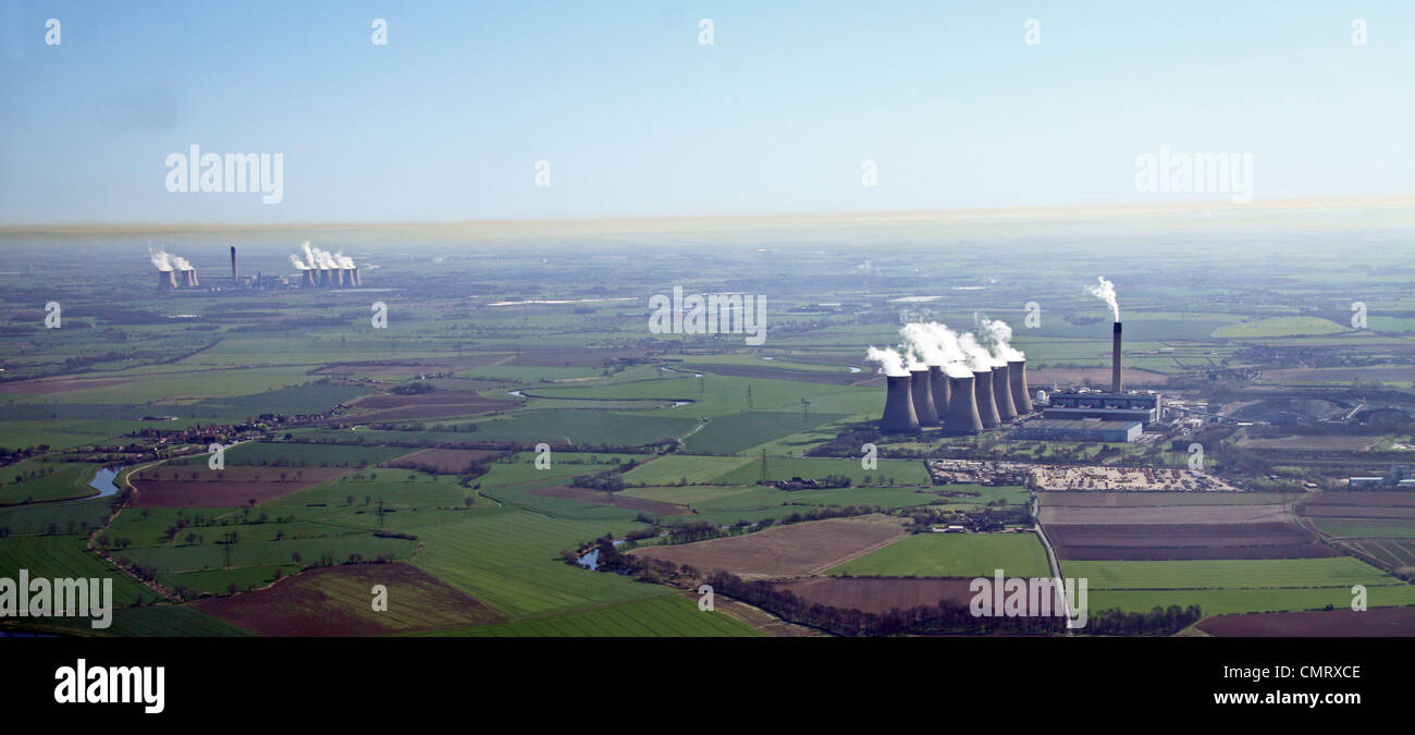 Vista aerea delle centrali elettriche di Eggborough (primo piano) e Drax e uno strato di inversione di colore marrone dell'inquinamento Foto Stock