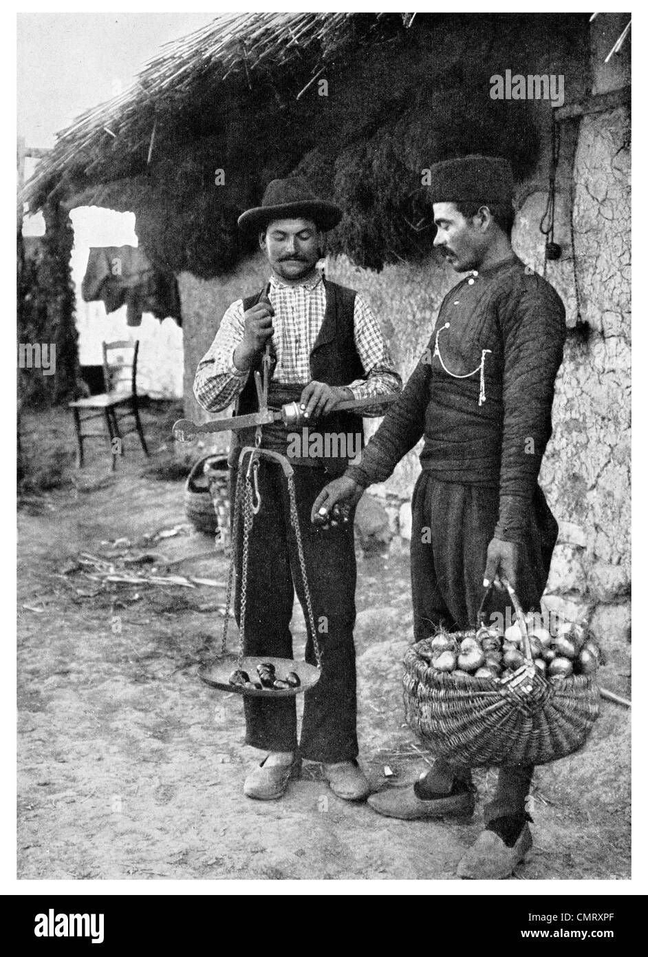 1923 La Romania onion vendor merchant Foto Stock