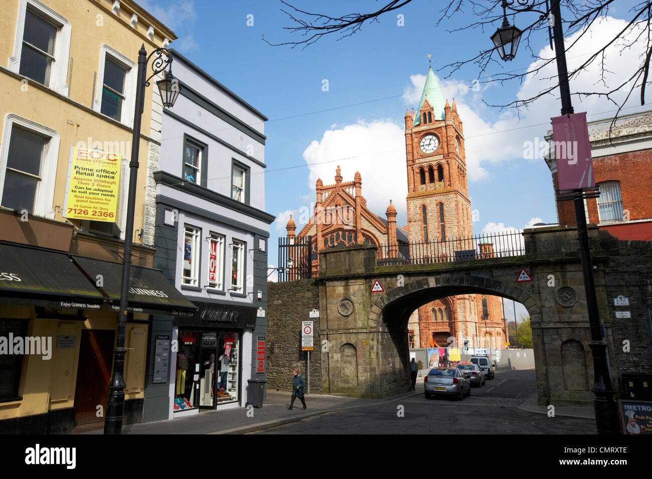 Shipquay street e shipquay gate con guildhall dentro le mura di Derry City County Londonderry Irlanda del Nord Regno Unito. Foto Stock