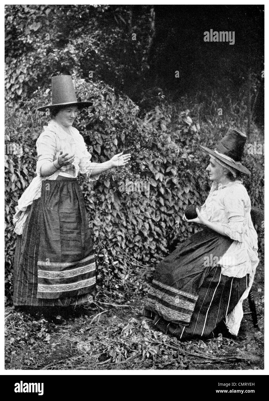 1923 donne gallesi tradizionale giardino in Galles Canarvon Foto Stock