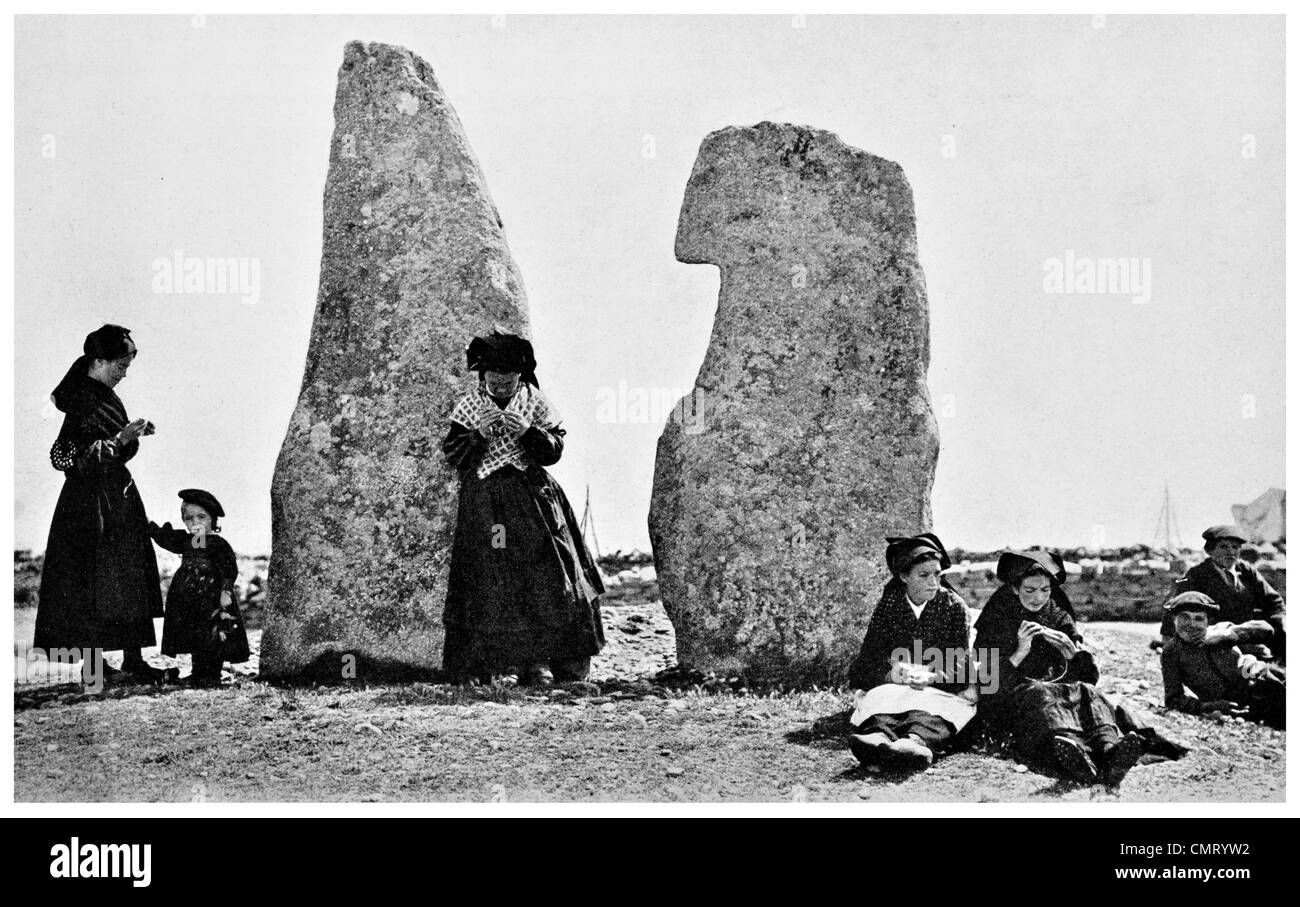 1923 Causeurs o parlando menhir su l'isola de Sein Druid santuario Foto Stock