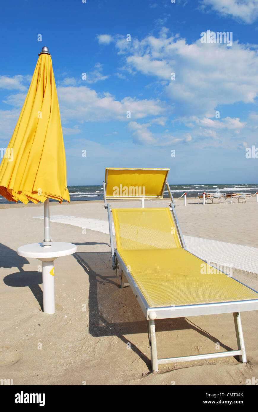 Spiaggia di colore giallo di sdraio e ombrelloni, Rimini, Italia Foto stock  - Alamy