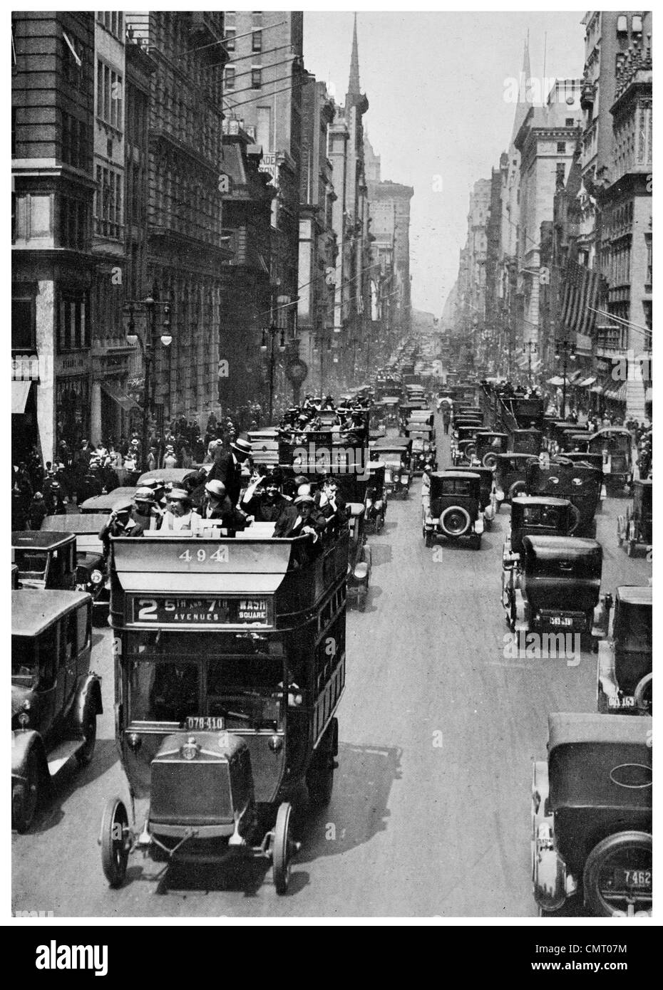 1923 traffico di veicoli a motore sulla Quinta Avenue Nord 42nd Street New York giorno lavorativo Foto Stock