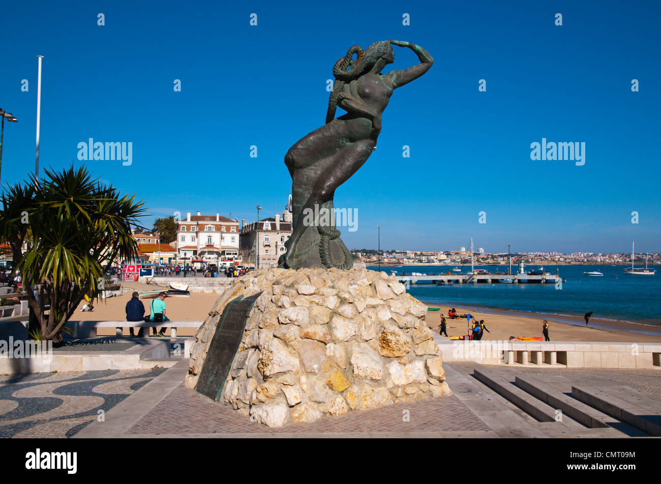 Mermaid statua di fronte a Praia de Ribeira spiaggia Cascais resort costiero vicino a Lisbona Portogallo Europa Foto Stock
