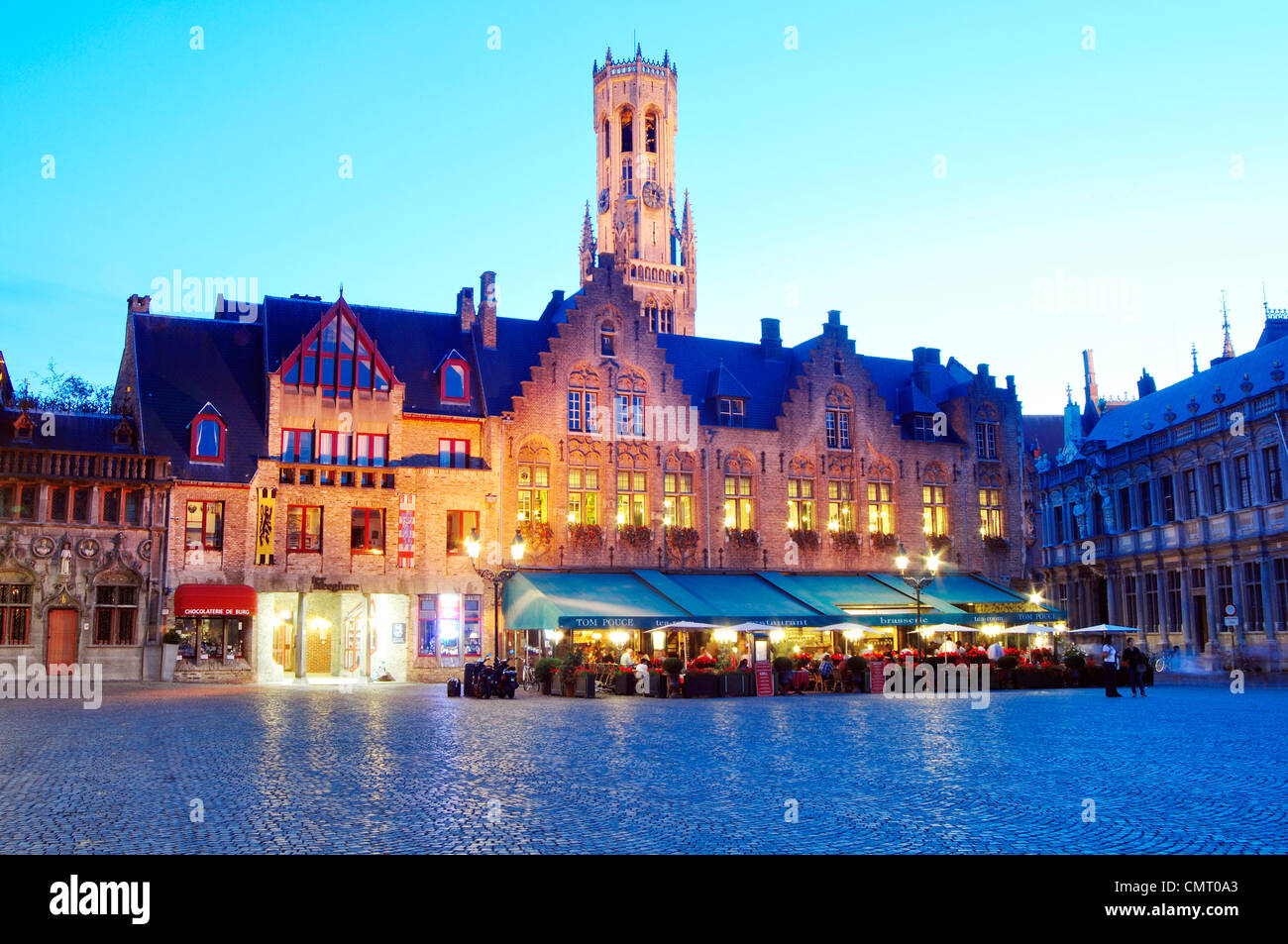 Belgio, Fiandre, Bruges, Piazza Burg, Ristorante al tramonto Foto Stock