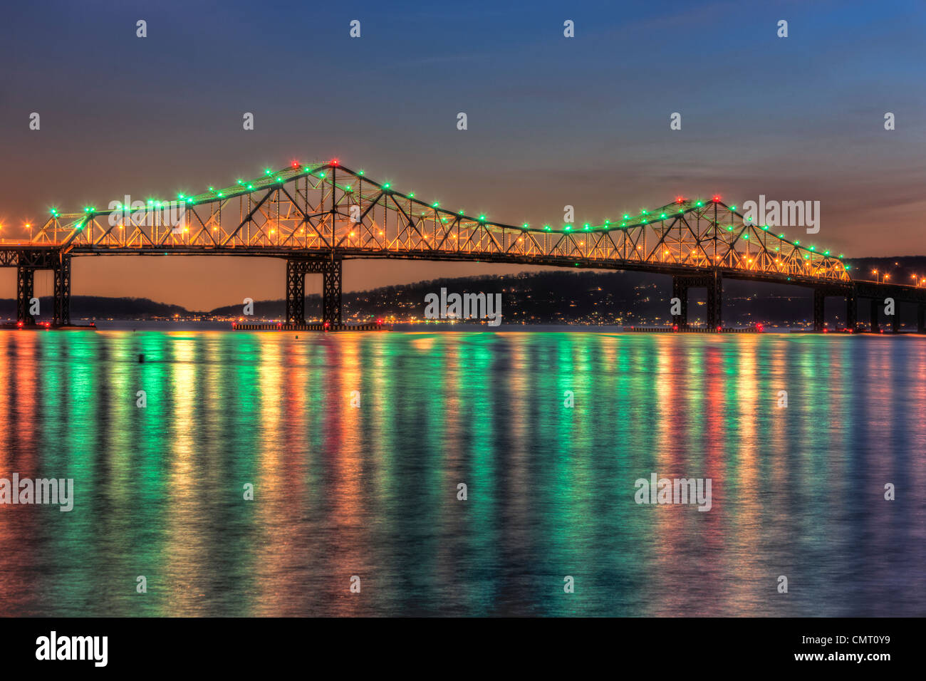 Le luci del Tappan Zee Bridge riflettere al di fuori della superficie del Fiume Hudson durante il crepuscolo. Foto Stock