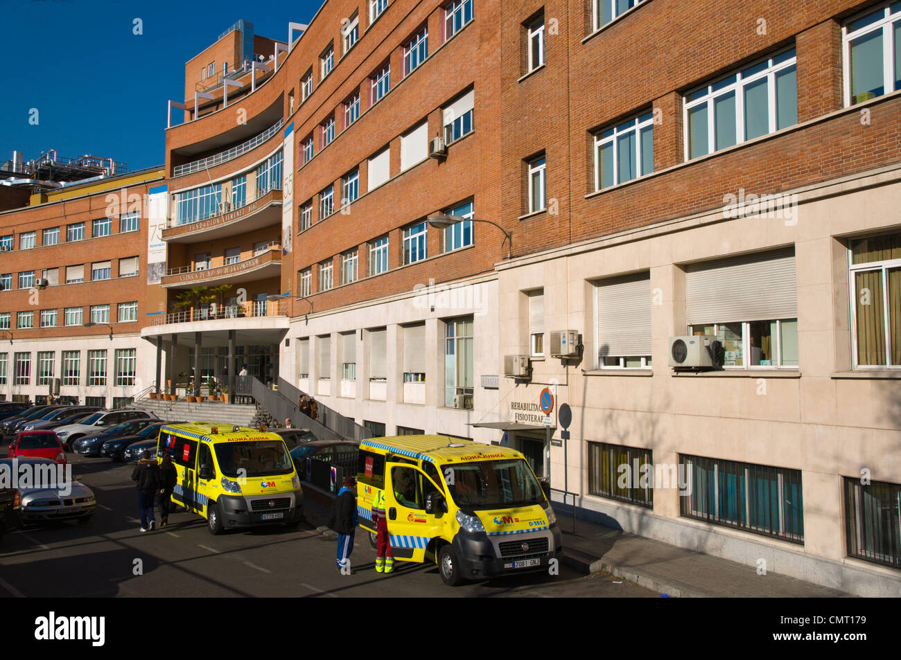 Le ambulanze di fronte Fundacion Jiminez Diaz ospedale centrale di Madrid Spagna Europa Foto Stock