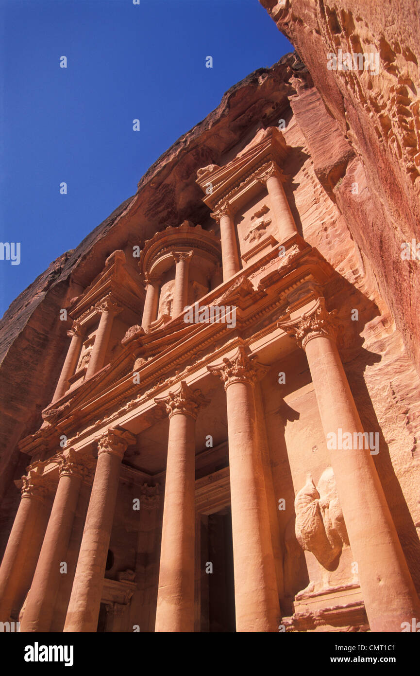 Anteriore facciata scolpita del tesoro Petra Giordania Petra tesoro al Khazneh il tesoro in oro rosa città di Petra Giordania Medio Oriente Foto Stock