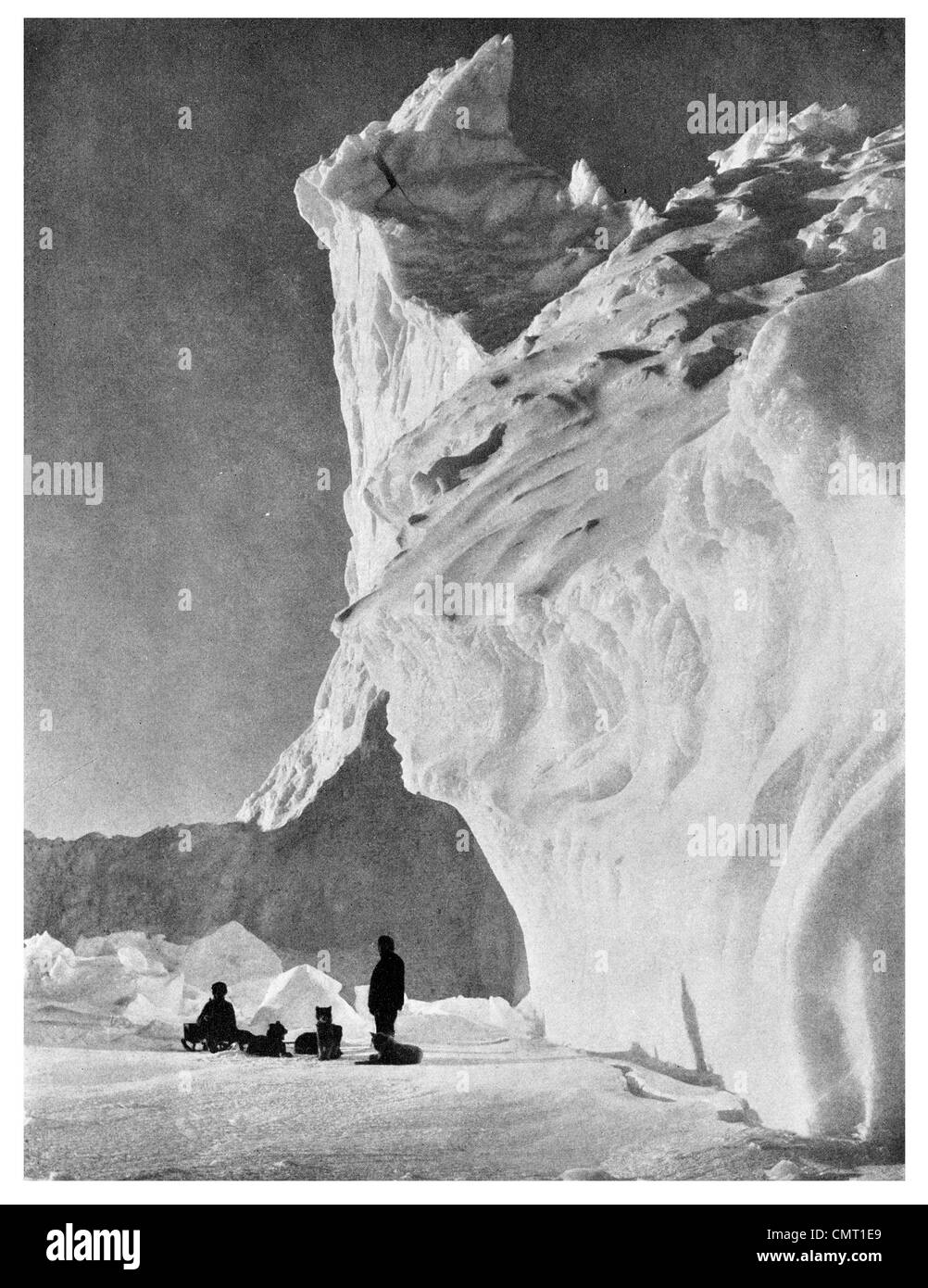 1912 team cane in appoggio su Iceberg Antartico grande barriera di ghiaccio di Terra Nova Expedition, ufficialmente il British Antarctic Expedition Foto Stock
