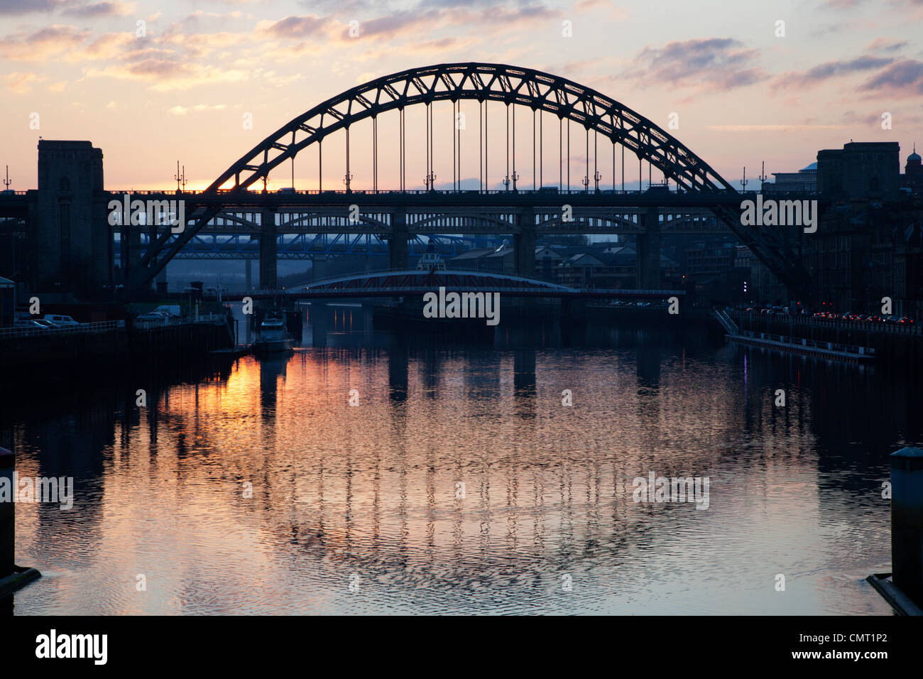 Tyne Bridge al crepuscolo Newcastle Gateshead Inghilterra Foto Stock