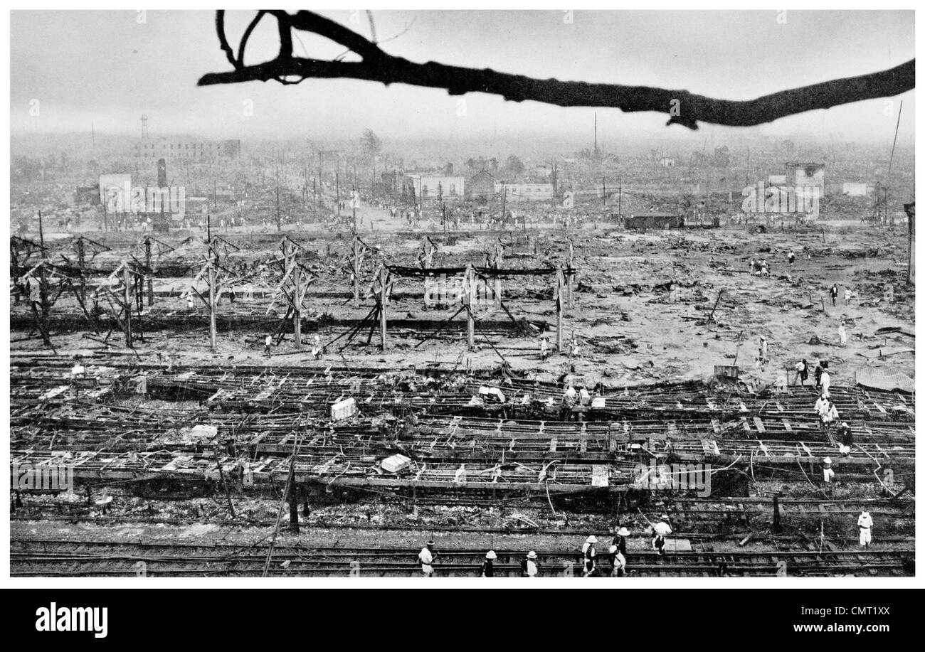 1923 Yokohama dopo il terremoto di Tokyo dove la stazione ferroviaria si trova in rovina Foto Stock