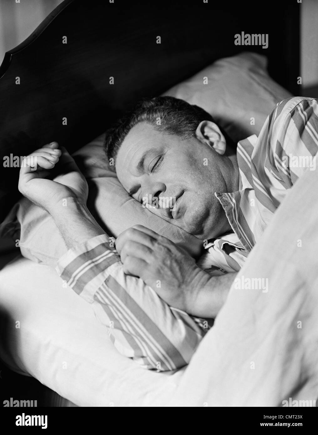 Negli anni quaranta anni cinquanta uomo addormentato dormire nel letto indossando pigiami Foto Stock