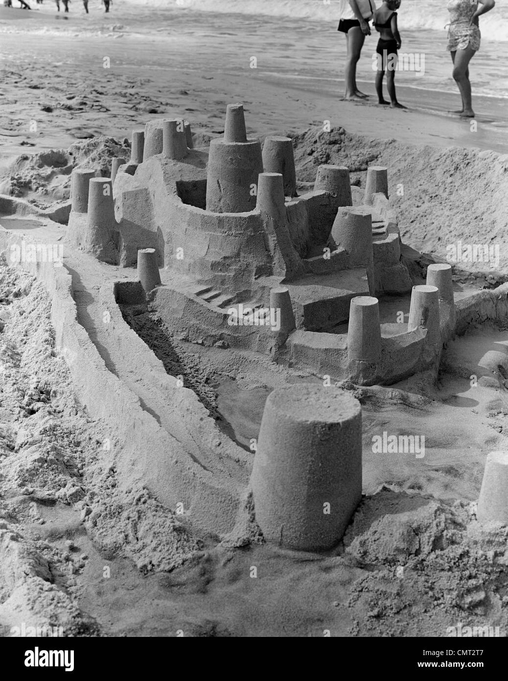 Sand castle on white beach Foto e Immagini Stock in Bianco e Nero - Alamy