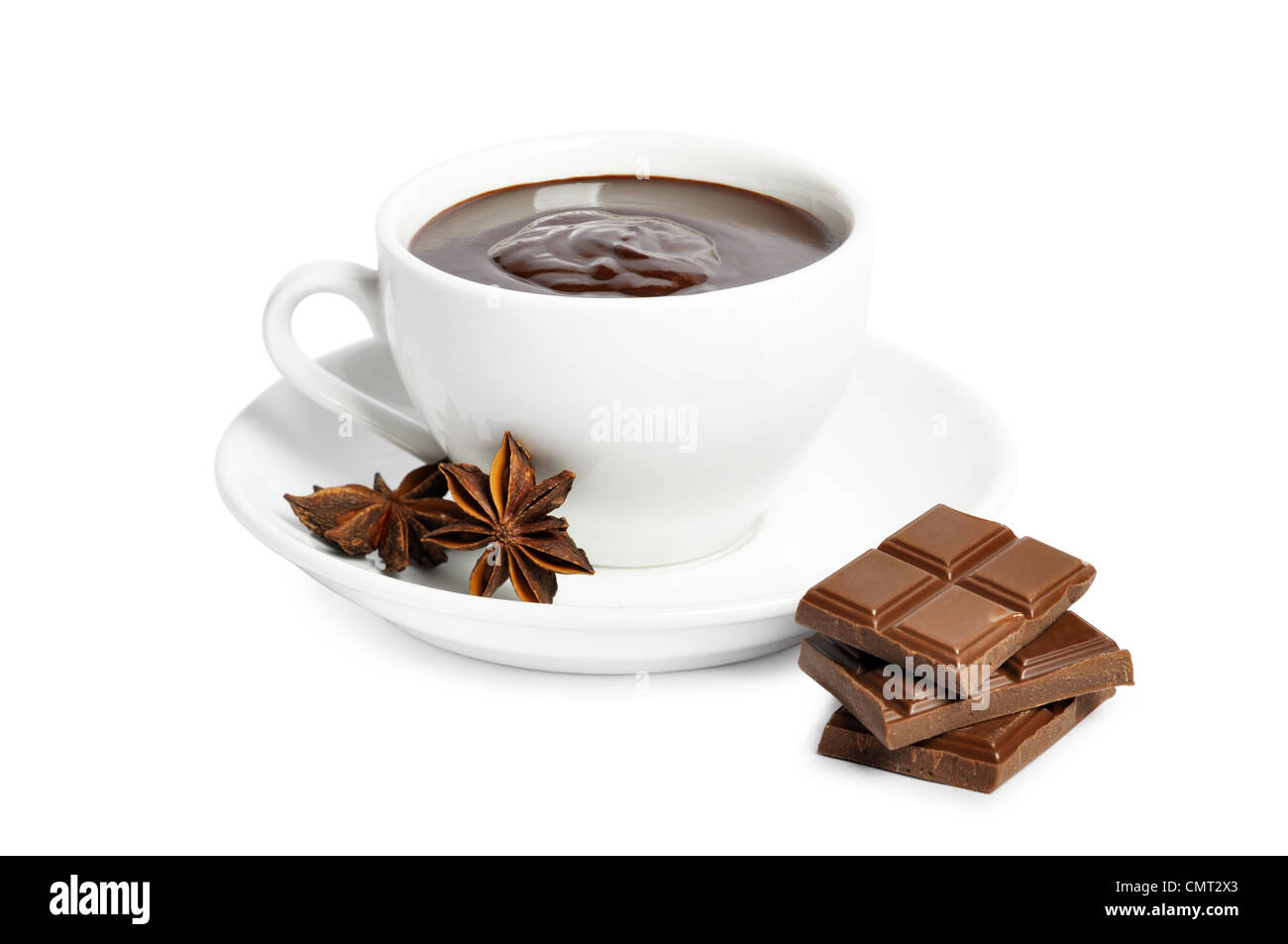 Tazza di cioccolata calda e dolce tagliato a fette isolati su sfondo bianco Foto Stock