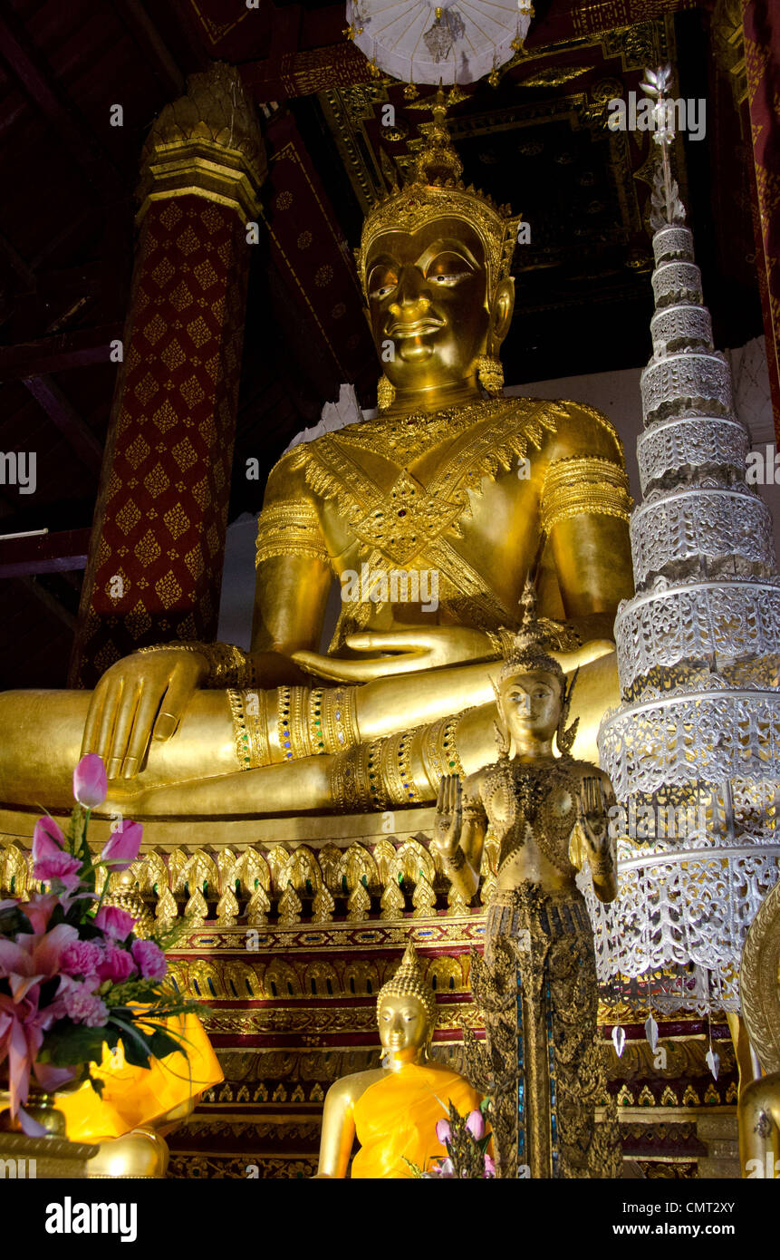 Thailandia, ayutthaya. wat na phramane (aka wat naphrameru) in fusione di bronzo Buddha seduto rivestito in oro. Foto Stock