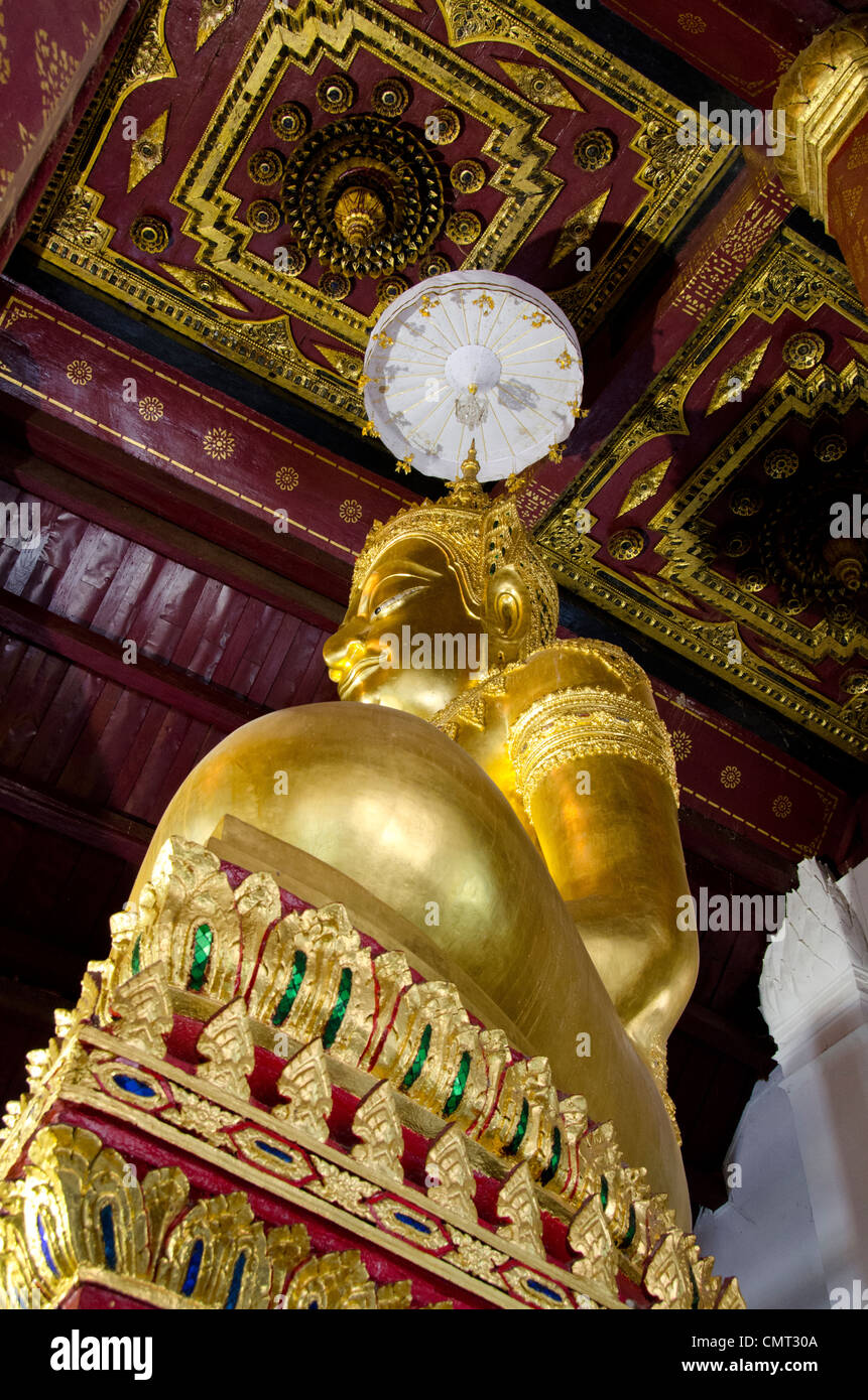 Thailandia, ayutthaya. wat na phramane (aka wat naphrameru) in fusione di bronzo Buddha seduto rivestito in oro. Foto Stock