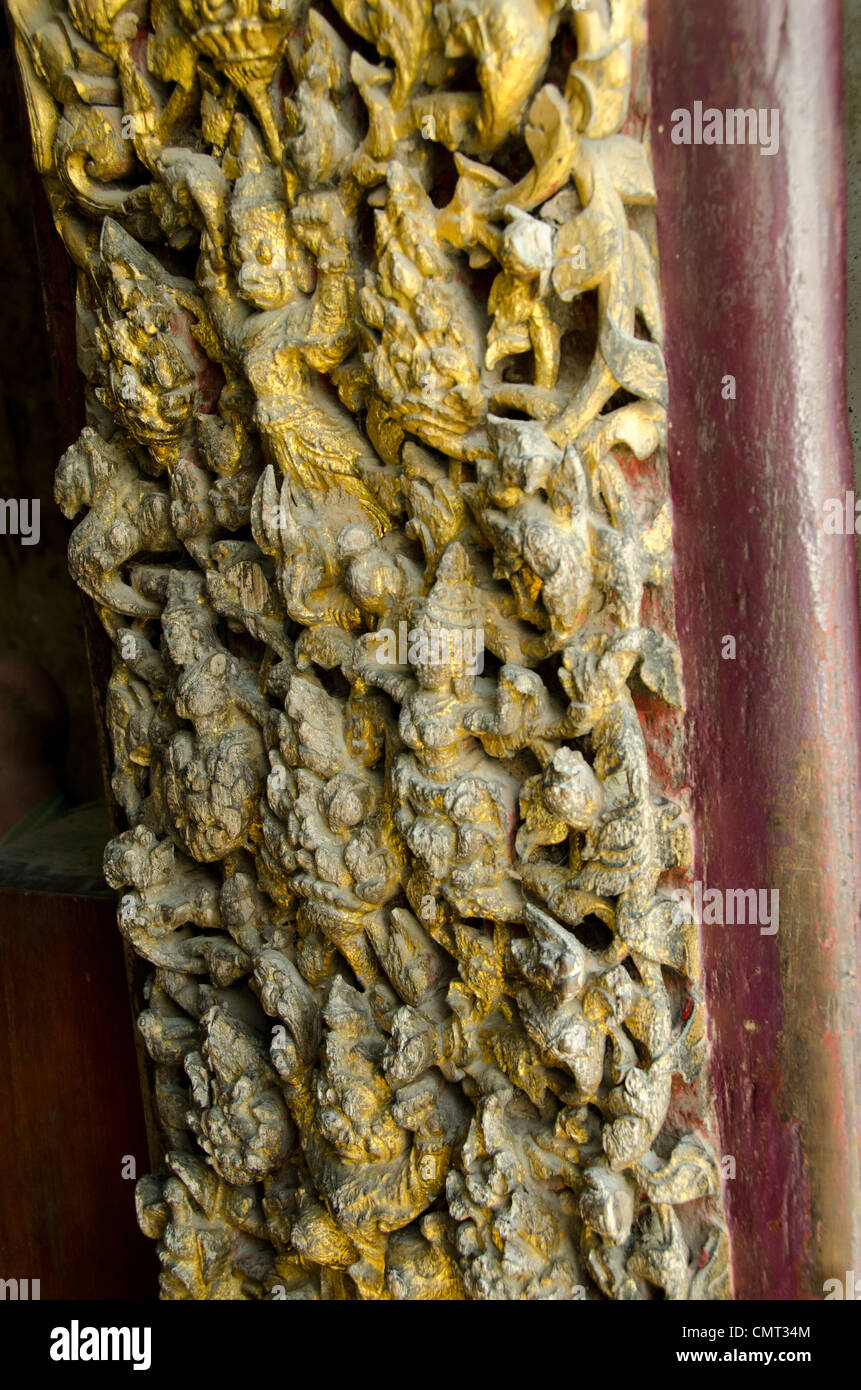 Thailandia, ayutthaya. wat na phramane (aka wat naphrameru) Particolare della antica scolpita in legno porta del tempio. Foto Stock