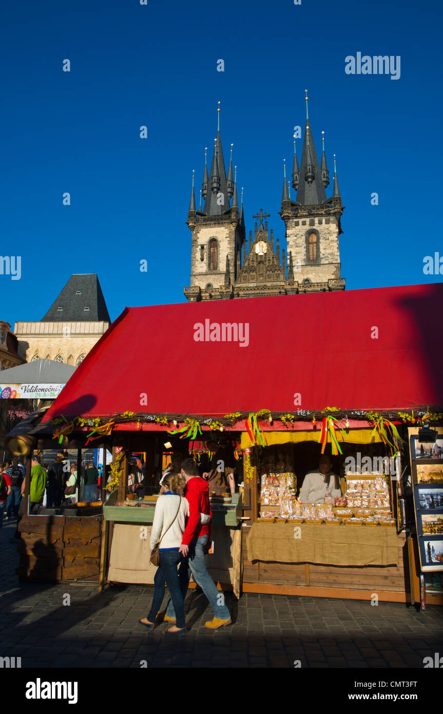 Mercato di Pasqua 2012 a Staromestske namesti, la piazza della città vecchia di Praga Repubblica Ceca Europa Foto Stock