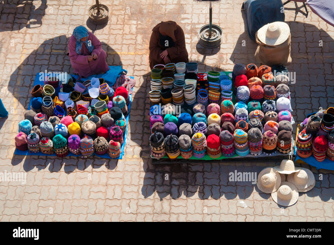 Pressione di stallo di mercato nel mercato occupato nel quartiere Medina, Marrakech, Marocco Foto Stock