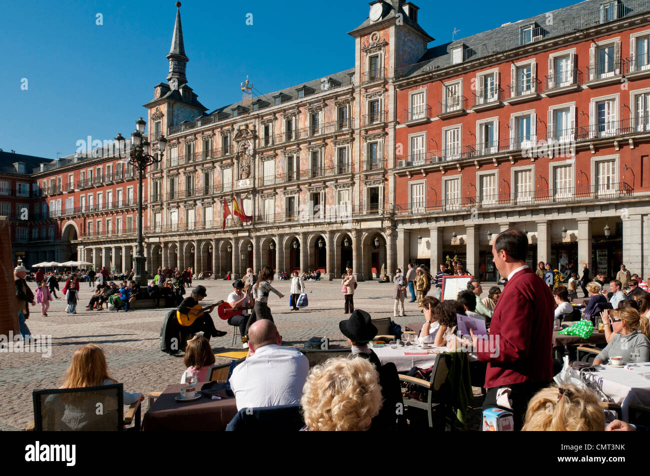 Madrid, Spagna - Plaza Mayor con l'edificio Casa de la Panaderia e i caffè Foto Stock