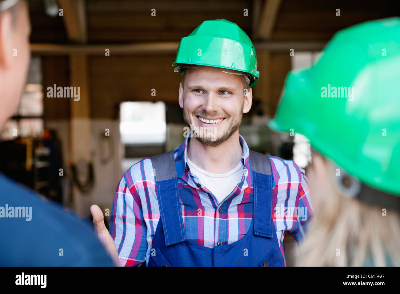 I lavoratori industriali aventi una conversazione Foto Stock