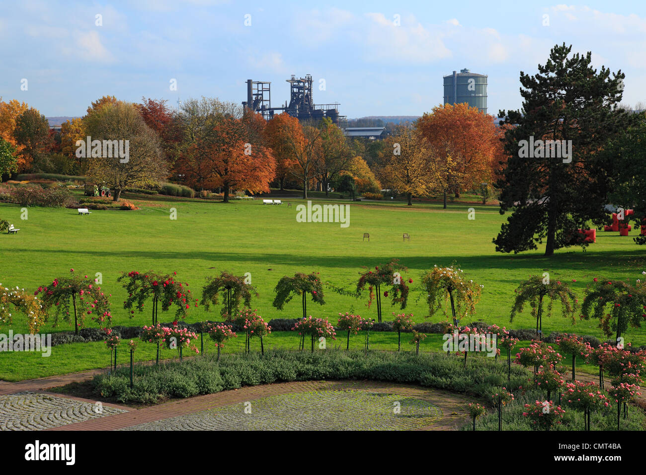 Westfalenpark und Hochofenkulisse von Hoesch a Dortmund, Ruhrgebiet, Renania settentrionale-Vestfalia Foto Stock