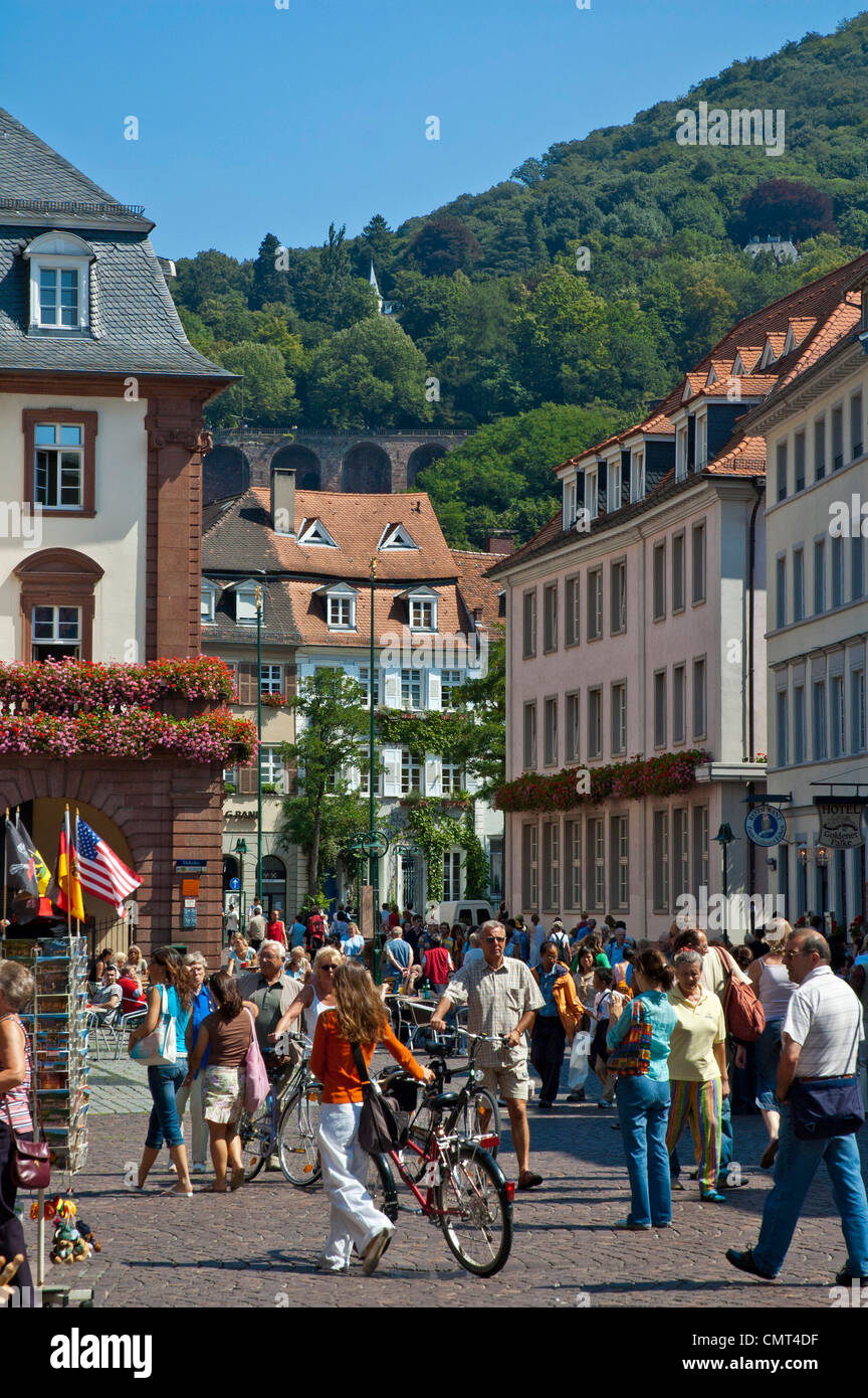 Heidelberg, Germania Baden-Wuerttemberg - cittadini e turisti nella trafficata piazza principale Foto Stock