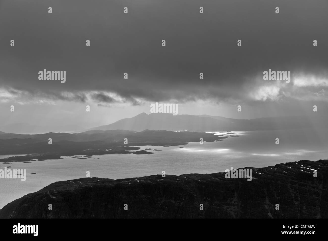 Una suggestiva vista sul Loch Carron verso Plockton. Un avvicinamento tempesta e dei raggi solari sulla superficie dell'acqua Foto Stock