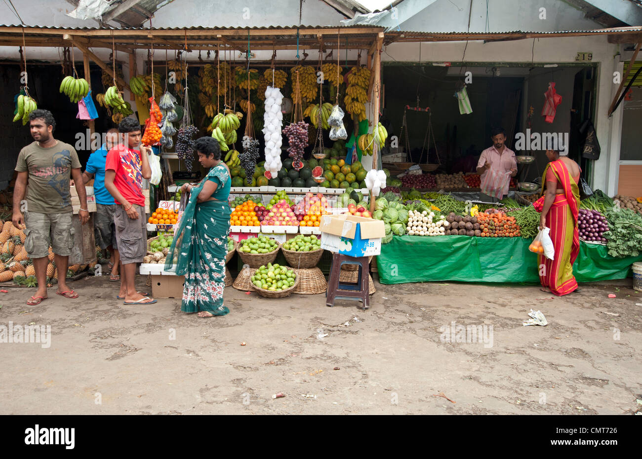 Le donne acquistare verdure nel mercato Kandy Sri Lanka Foto Stock