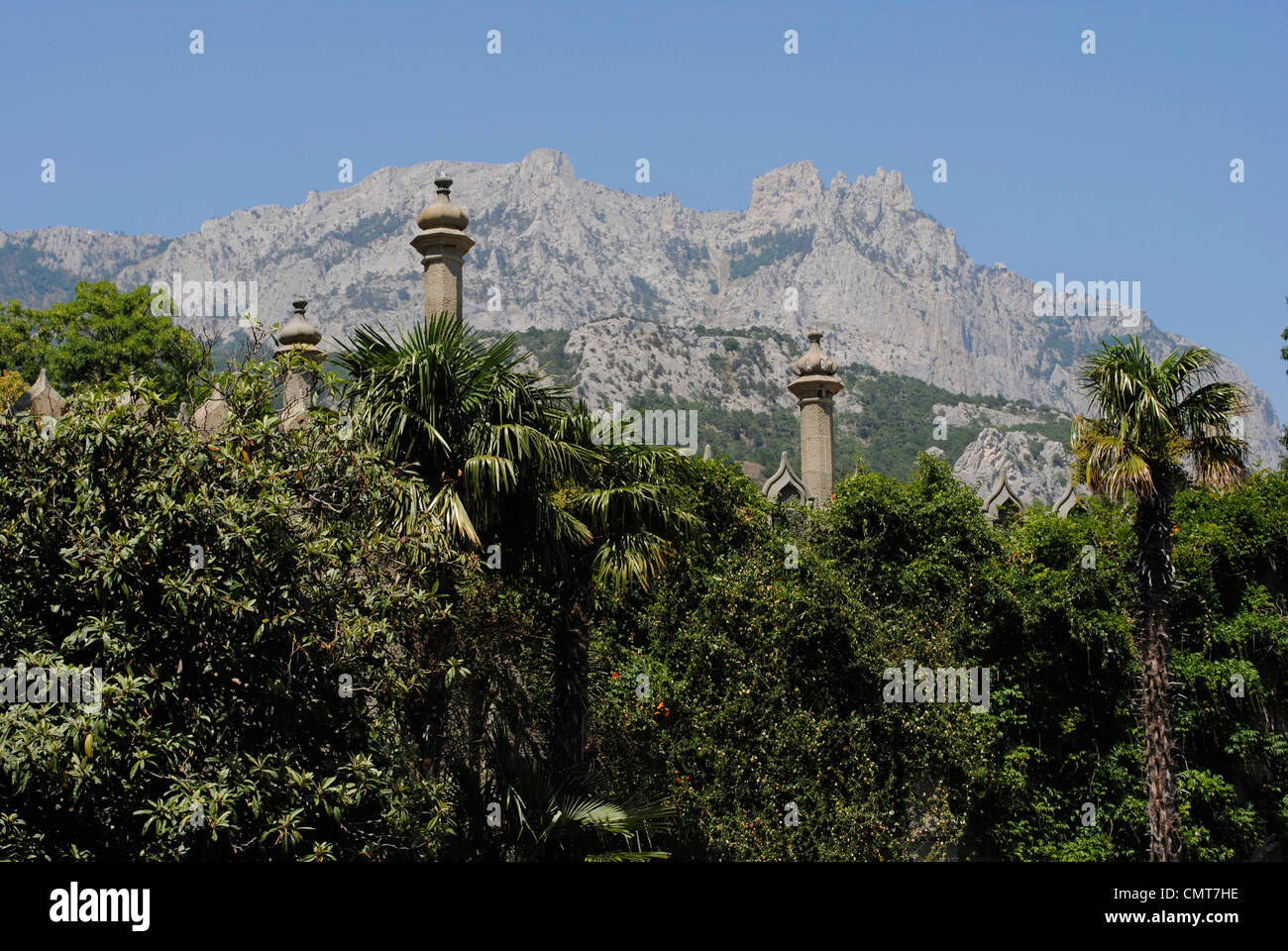 L'Ucraina. Repubblica autonoma di Crimea. Montagne di Crimea con Ai-Petri picco in background. Da Vorontsov Palace. Alupka. Foto Stock