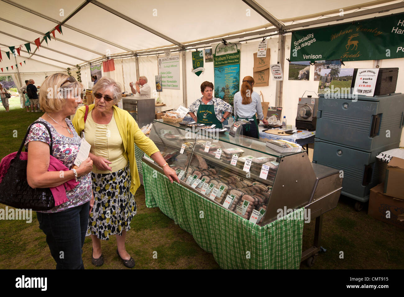 Regno Unito, Inghilterra, Bedfordshire, Woburn Abbey Garden Show, tenda dell'alimento, i visitatori a Woburn Paese alimenti stallo a base di carne Foto Stock