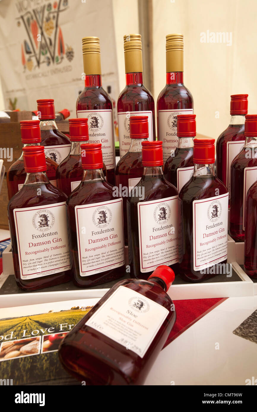 Regno Unito, Inghilterra, Bedfordshire, Woburn Abbey Garden Show, tenda dell'alimento, bottiglie in esposizione al paese Foxdenton stallo bevande Foto Stock