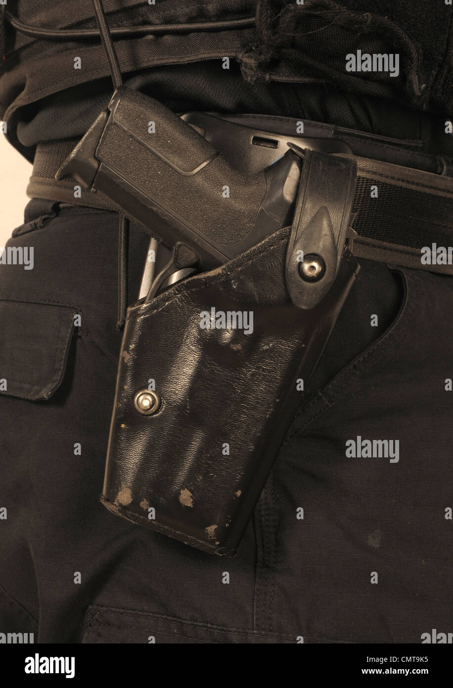Dettaglio della polizia SWAT officer di utilità di cinghia con holstered Sig Sauer 9mm pistola automatica. La polizia reale ufficiale di SWAT. Foto Stock