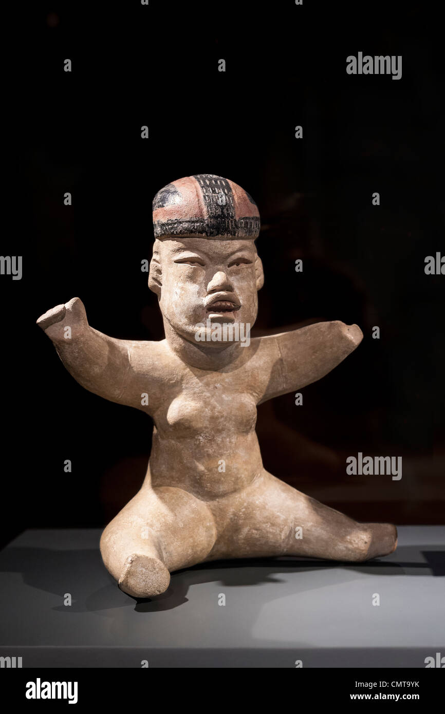 Ragazzo in ceramica figura, Olmec cultura. Museo cileno per arte precolombiana, Museo Chileno de Arte Precolombino in Santiago del Cile Foto Stock