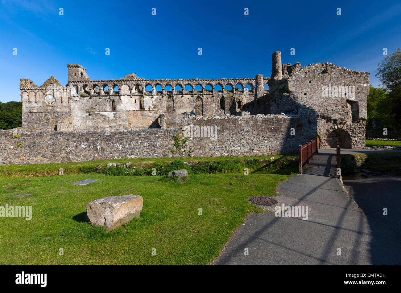 La rovina del palazzo vescovile, St. David's, Pembrokeshire, Wales, Regno Unito, Europa Foto Stock