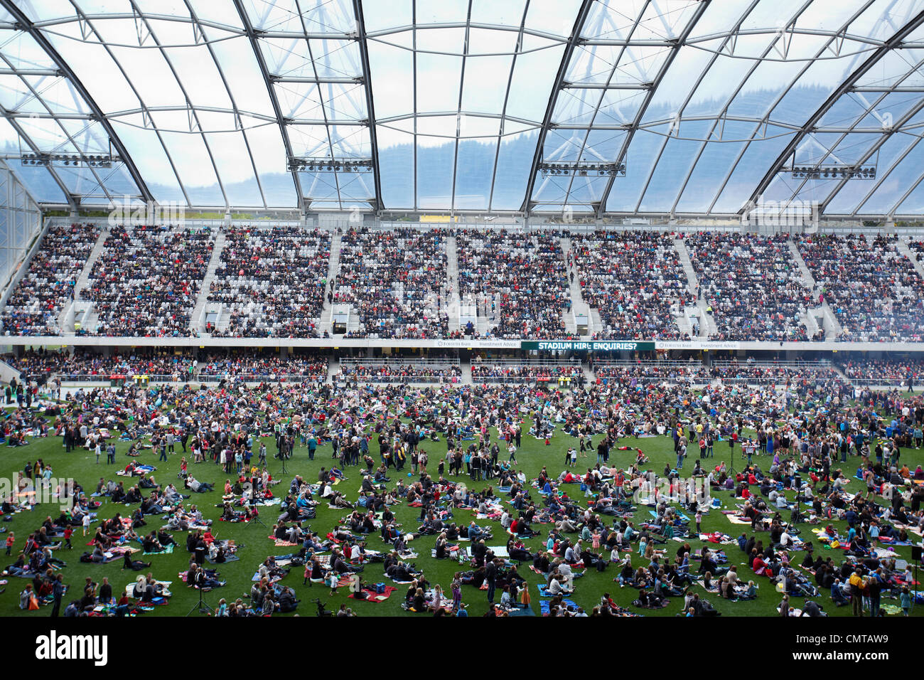 Folle di persone in comunità concerto, Forsyth Barr Stadium, Dunedin, Isola del Sud, Nuova Zelanda Foto Stock