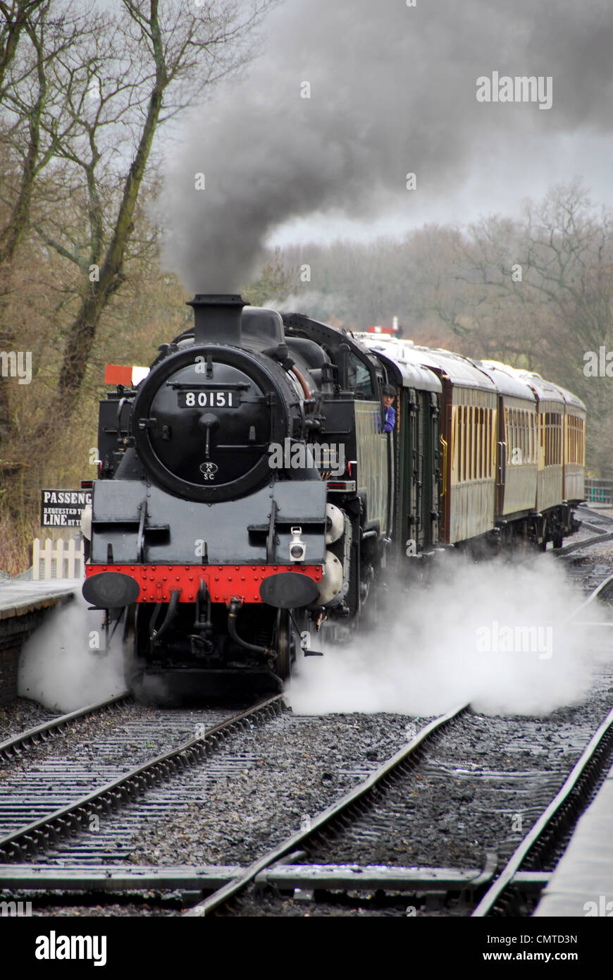Locomotiva a vapore tirando in stazione ferroviaria a patrimonio Bluebell Steam Railway in East Grinstead. Foto Stock