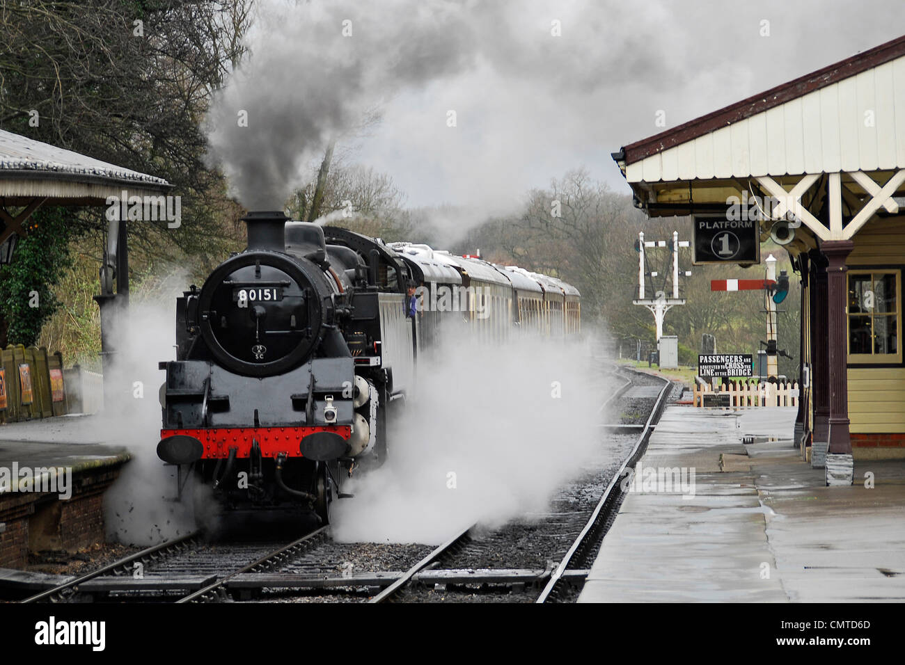 Locomotiva a vapore tirando in stazione ferroviaria a patrimonio Bluebell Steam Railway in East Grinstead. Foto Stock