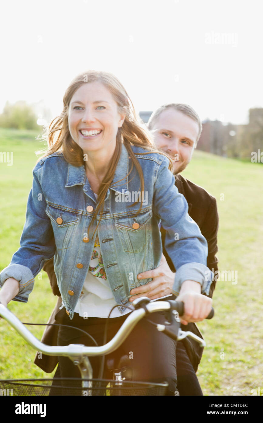 Coppia felice Bicicletta Equitazione Foto Stock