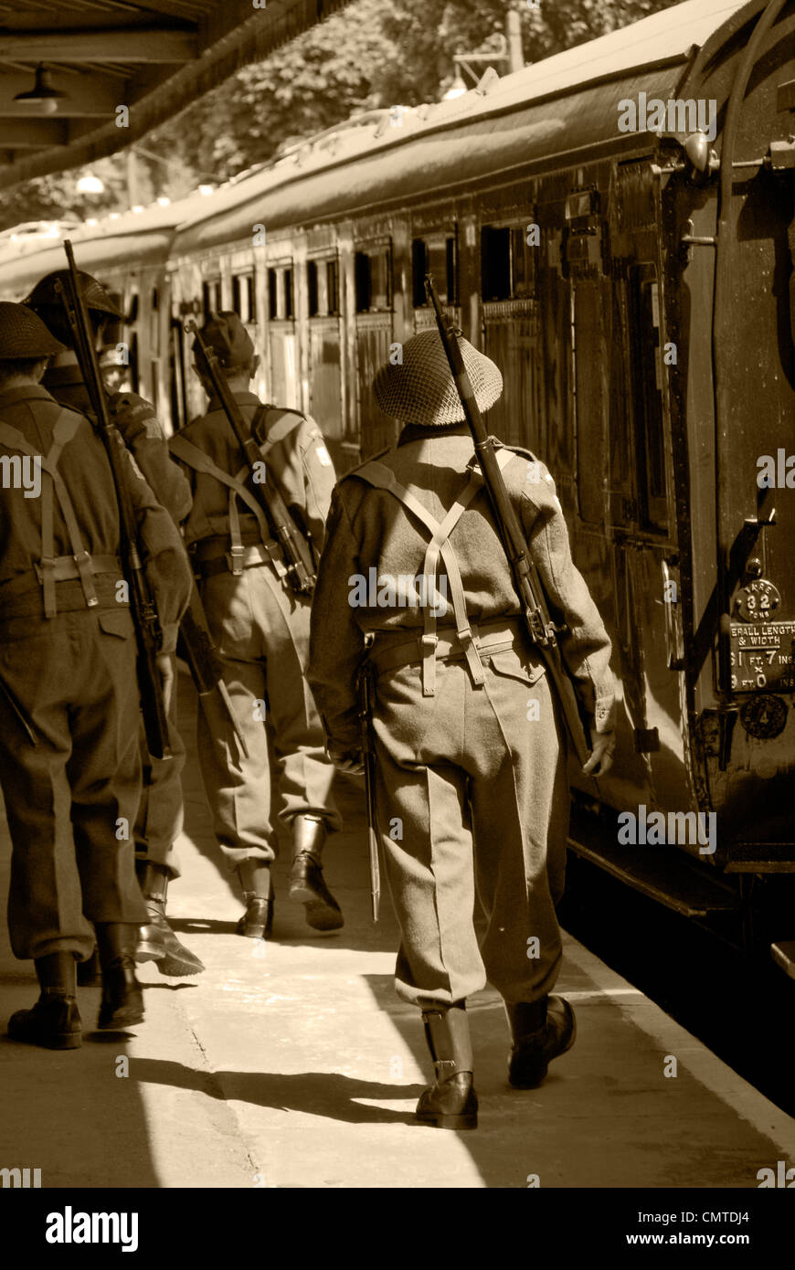 Truppe alla stazione ferroviaria piattaforma durante la guerra giorno al patrimonio Bluebell Steam Railway in East Grinstead. Foto Stock