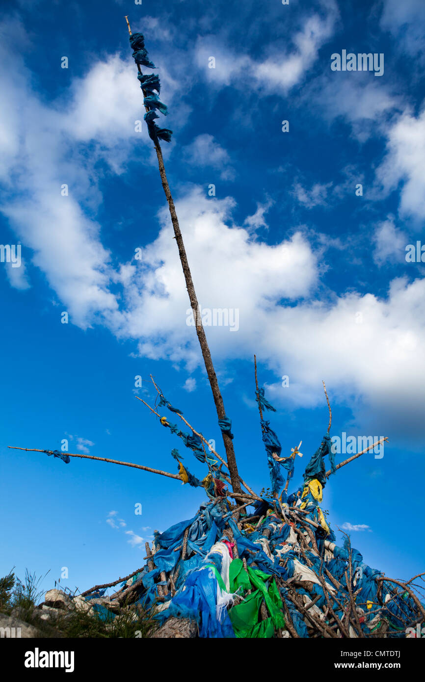 Ovoo (sacra piccolo tumulo di pietra) in Khtgal Khovsgol, Mongolia Foto Stock