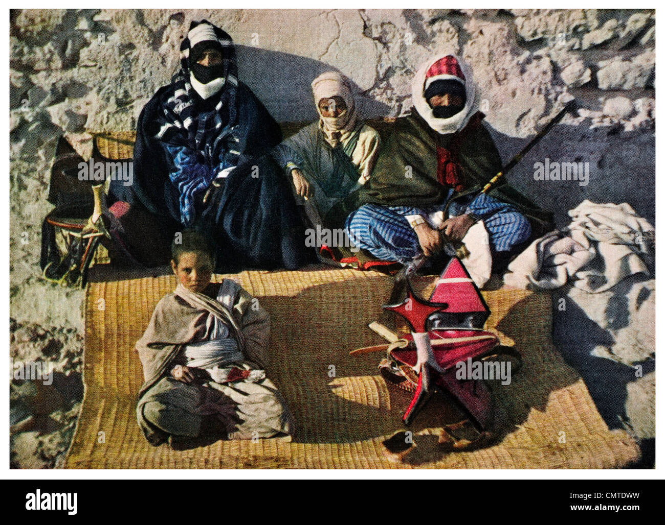 1925 velati di uomini del Sahara Tuaregs Foto Stock