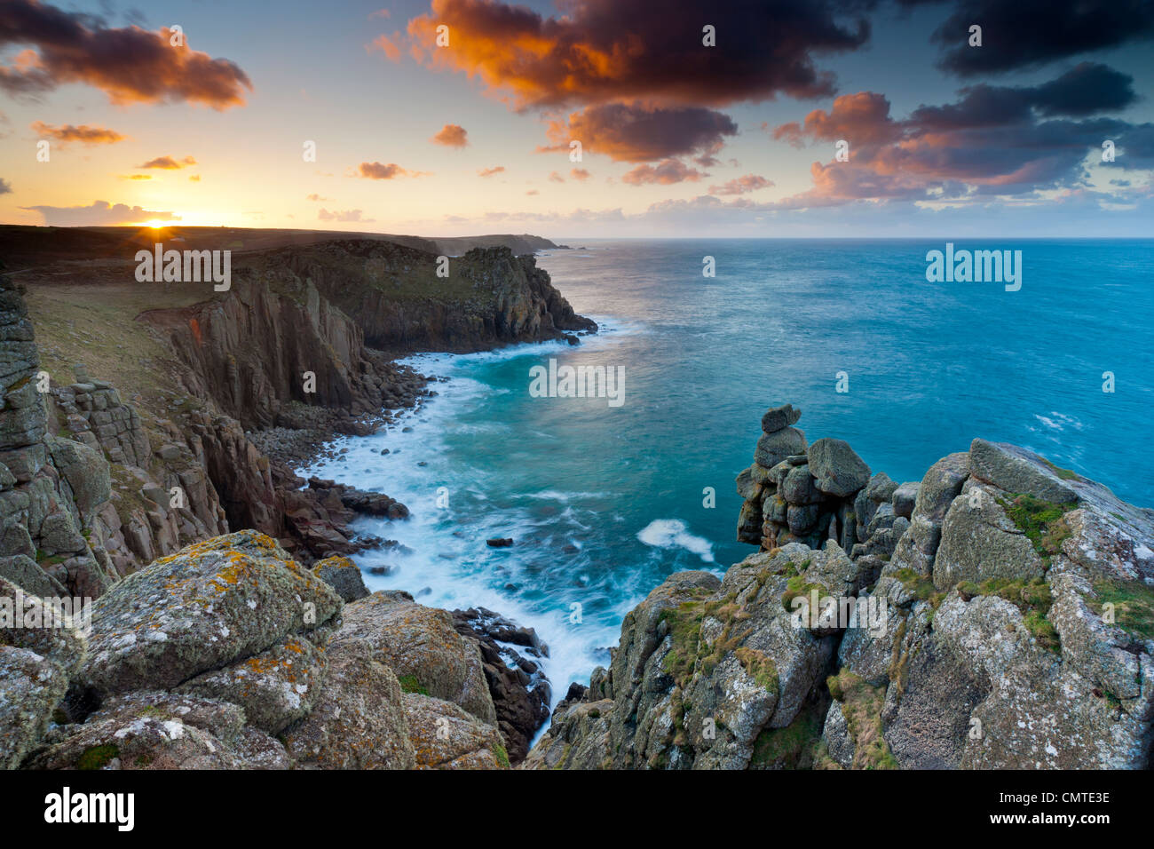 Vista dal punto Pordenack verso Carn Boel, Land's End, Cornwall, England, Regno Unito, Europa Foto Stock